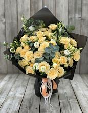 Букет цветов из:  Розы и Лизиантусы в Дальнегорске