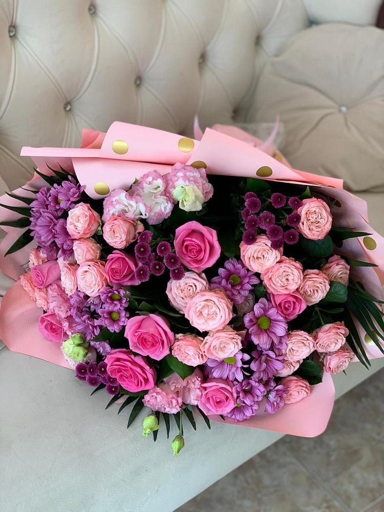 Букет цветов из: Хризантемы, Розы и Лизиантусы в Дальнегорске