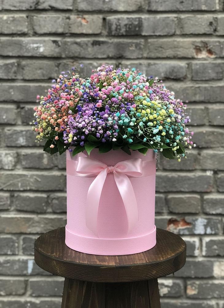 Цветочная композиция из Гипсофила и Розы в шляпной коробке в Дальнегорске