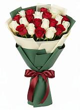 Букет Микс из красных и белых роз в Дальнегорске