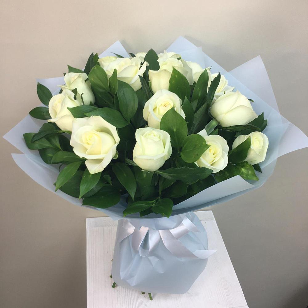Букет 15 Белых роз Проуд в Дальнегорске