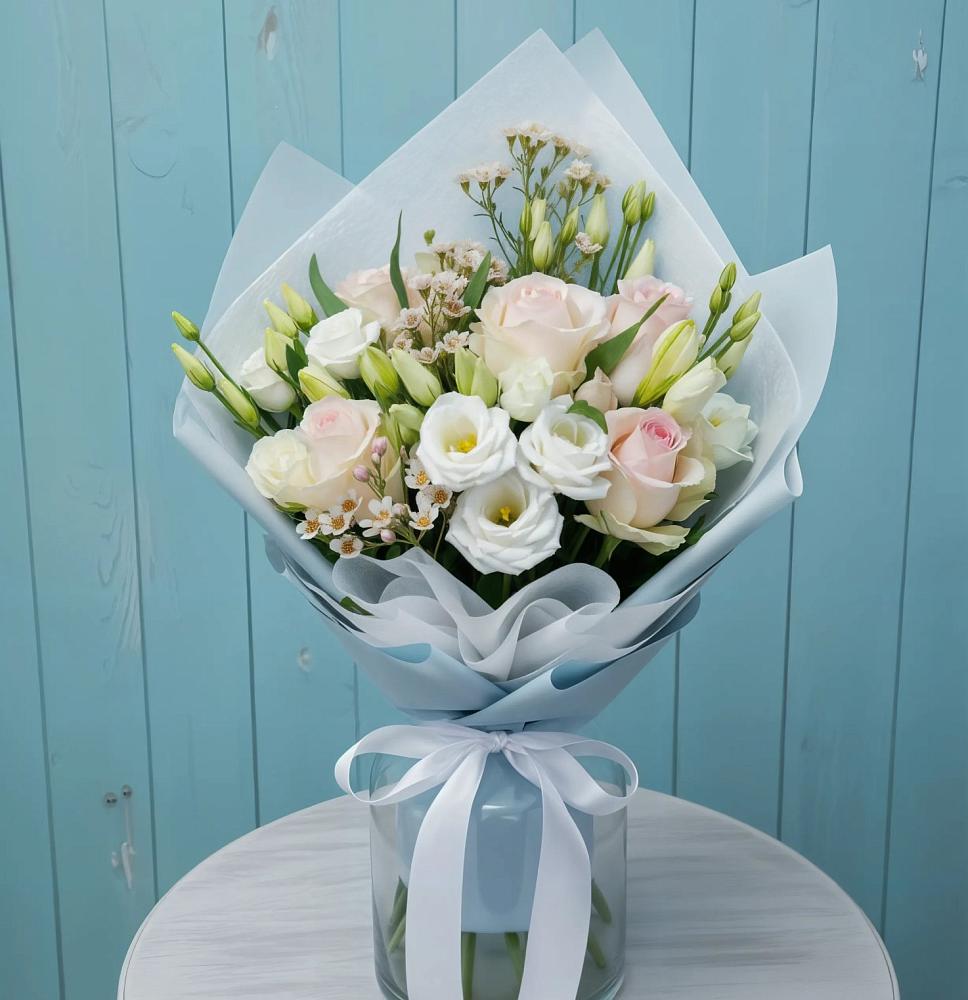 Букет цветов из: Розы и Лизиантусы в Дальнегорске