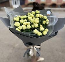 Букет Белые кустовые розы Солинеро в Дальнегорске