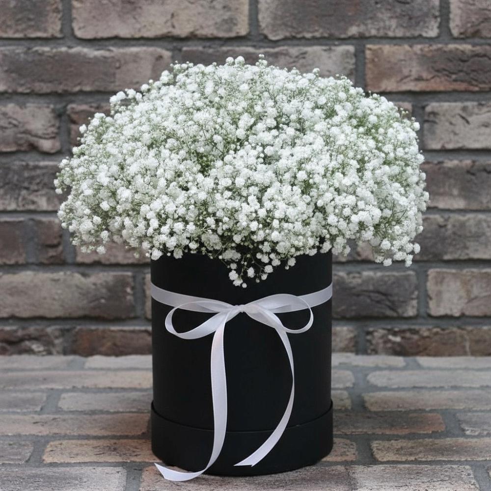 Цветочная композиция из Гипсофила в шляпной коробке в Дальнегорске