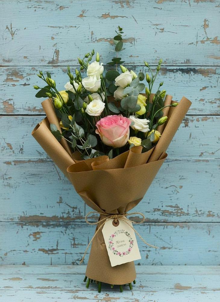 Букет цветов из: Розы и Лизиантусы в Дальнегорске