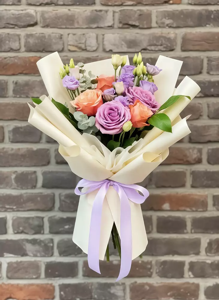 Букет цветов из: Лизиантусы и Розы в Дальнегорске