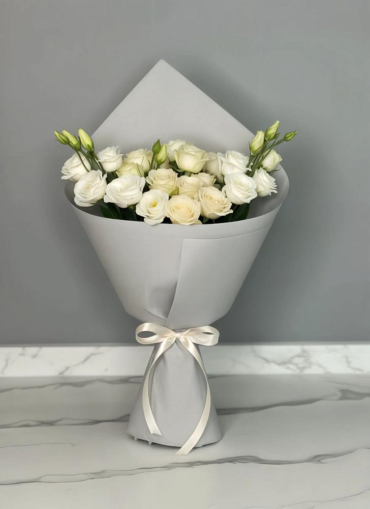 Букет цветов из: Розы и Лизиантусы в Дальнегорске