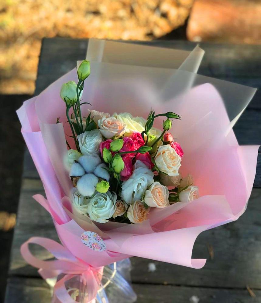 Букет цветов из: Розы и Лизиантусы в Дальнегорске