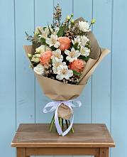 Букет цветов из:  Альстромерии, Лизиантусы, Розы и Хризантемы в Дальнегорске