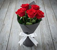 Букет 5 Красных роз Эдлесс Лав в Дальнегорске