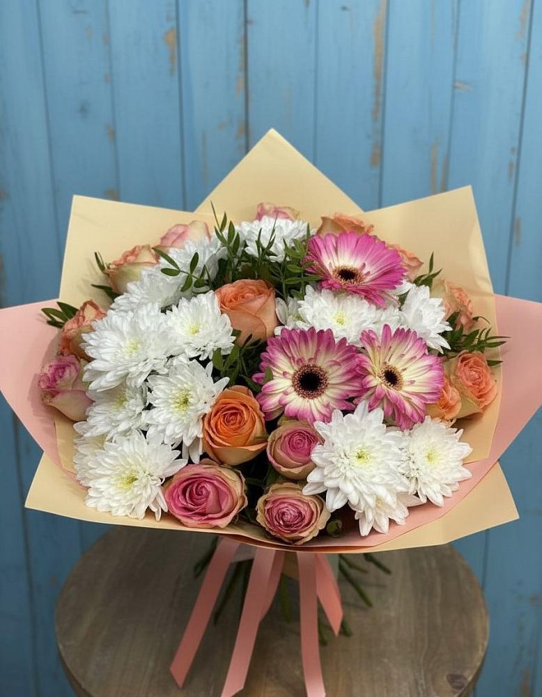Букет цветов из: Розы, Герберы и Хризантемы в Дальнегорске