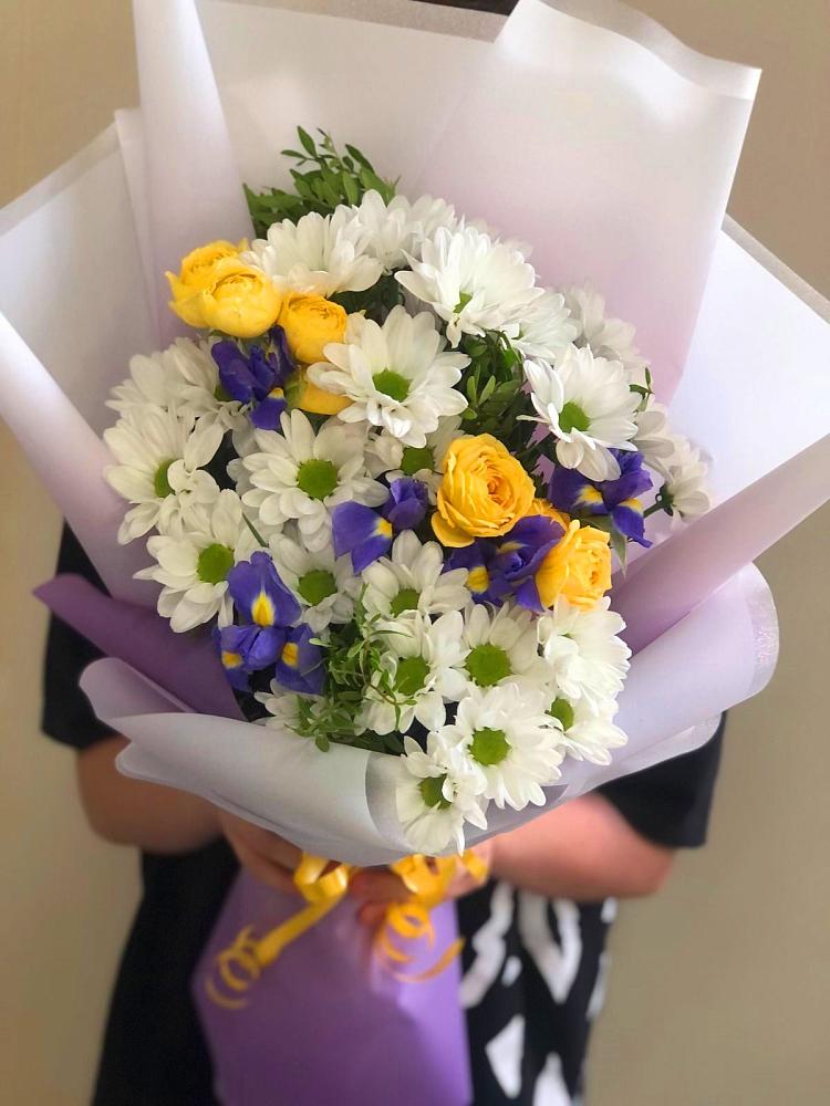 Букет цветов из: Ирисы, Хризантемы и Розы в Дальнегорске