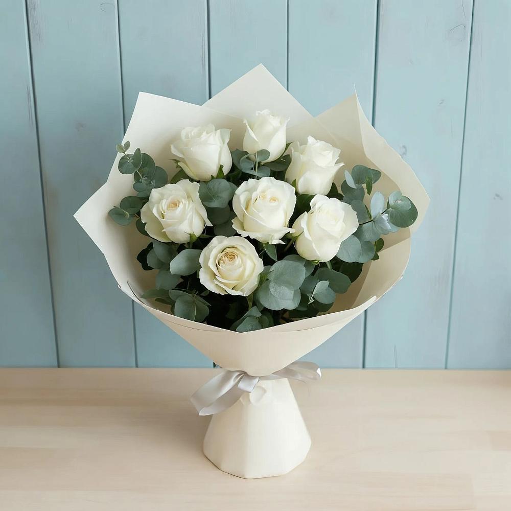 Букет Белые розы в Эвкалипте в Дальнегорске