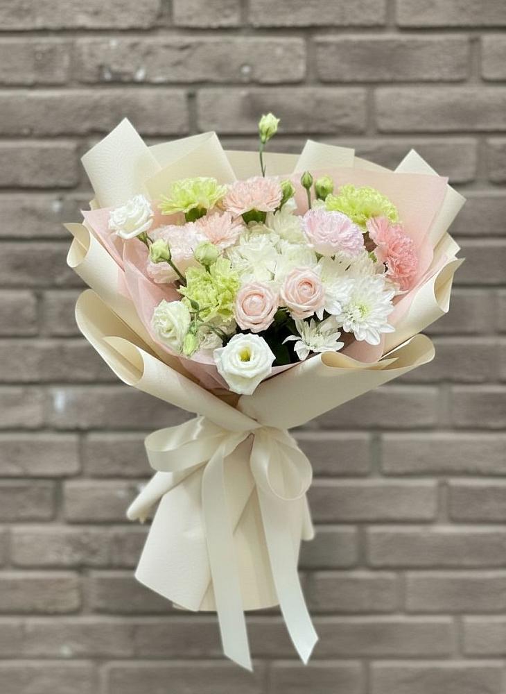 Букет цветов из: Гвоздики, Розы, Лизиантусы и Хризантемы в Дальнегорске