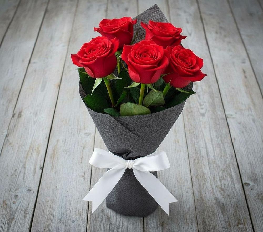 Букет 5 Красных роз Эдлесс Лав в Дальнегорске