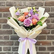 Букет цветов из:  Лизиантусы и Розы в Дальнегорске