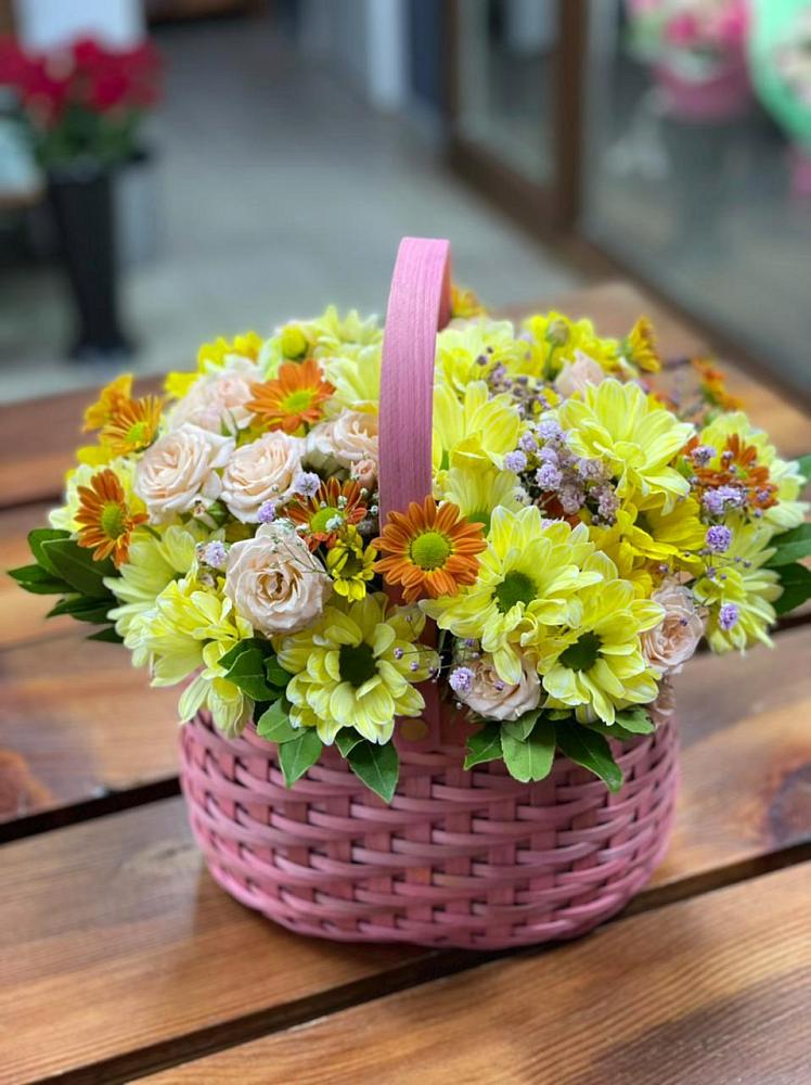 Цветочная композиция из Хризантемы и Розы в корзине в Дальнегорске