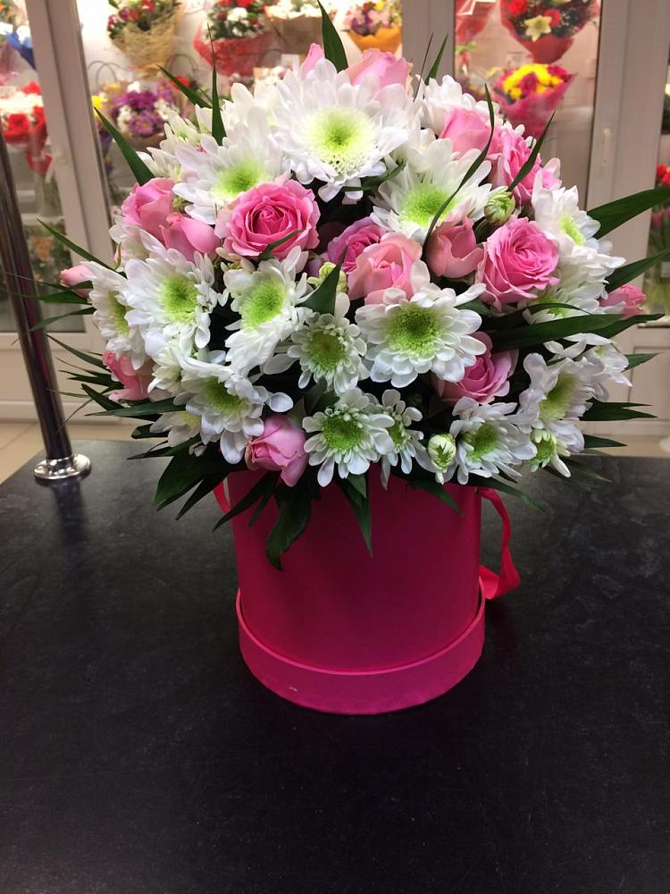 Цветочная композиция из Розы и Хризантемы в шляпной коробке в Дальнегорске