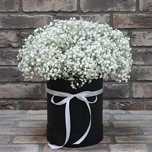Цветочная композиция из Гипсофила в шляпной коробке в Дальнегорске