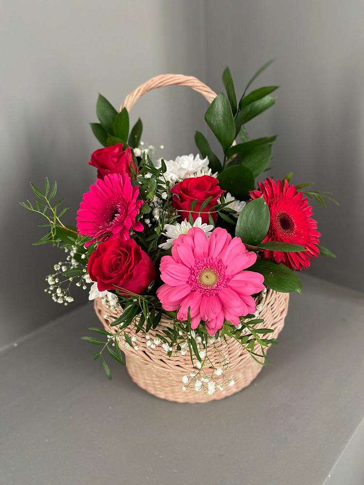 Цветочная композиция из Розы, Хризантемы и Герберы в корзине в Дальнегорске