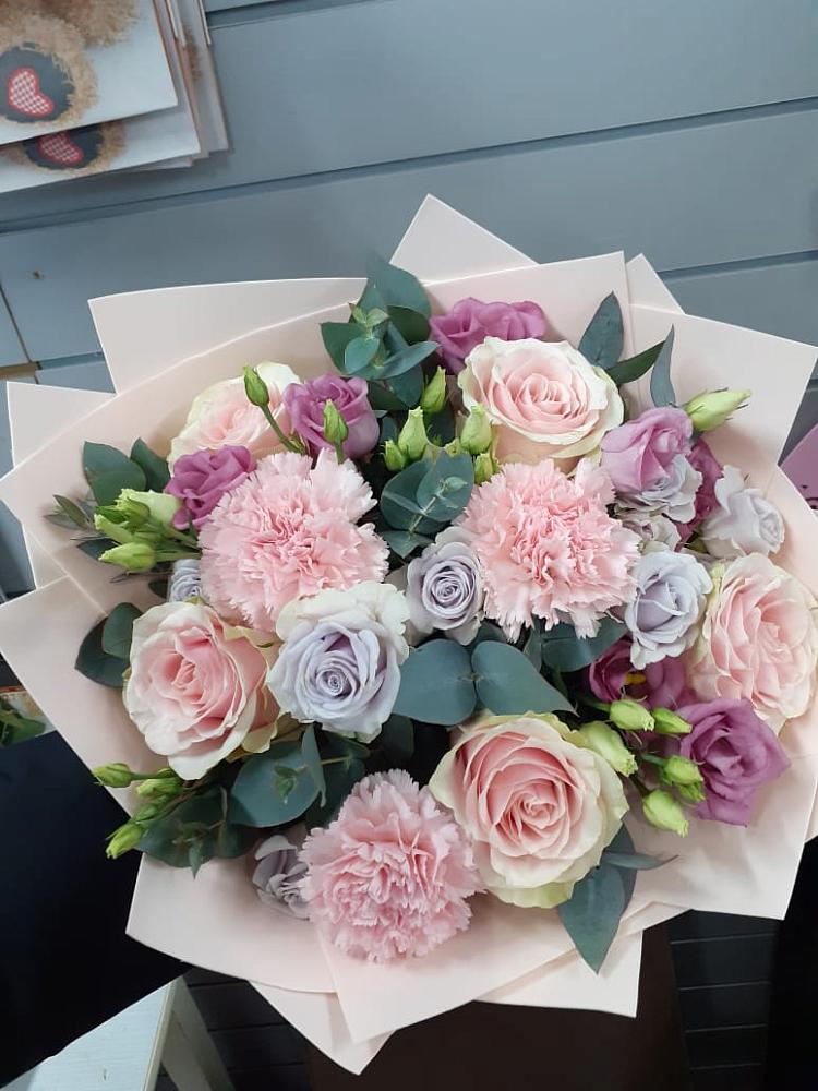 Букет цветов из: Розы, Гвоздики и Лизиантусы в Дальнегорске