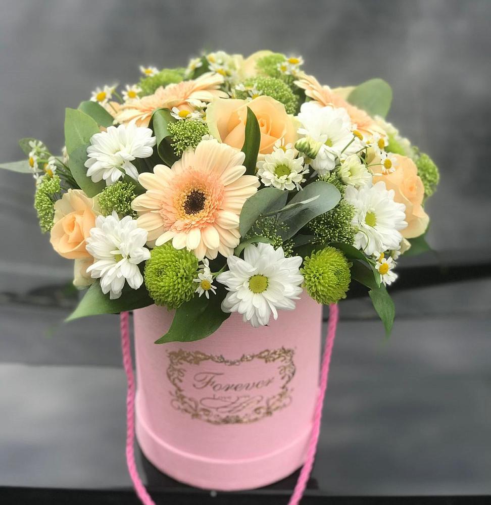 Цветочная композиция из Розы, Герберы и Хризантемы в шляпной коробке в Дальнегорске