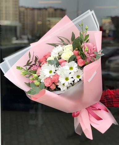 Букет цветов из: Розы, Лизиантусы и Хризантемы в Дальнегорске
