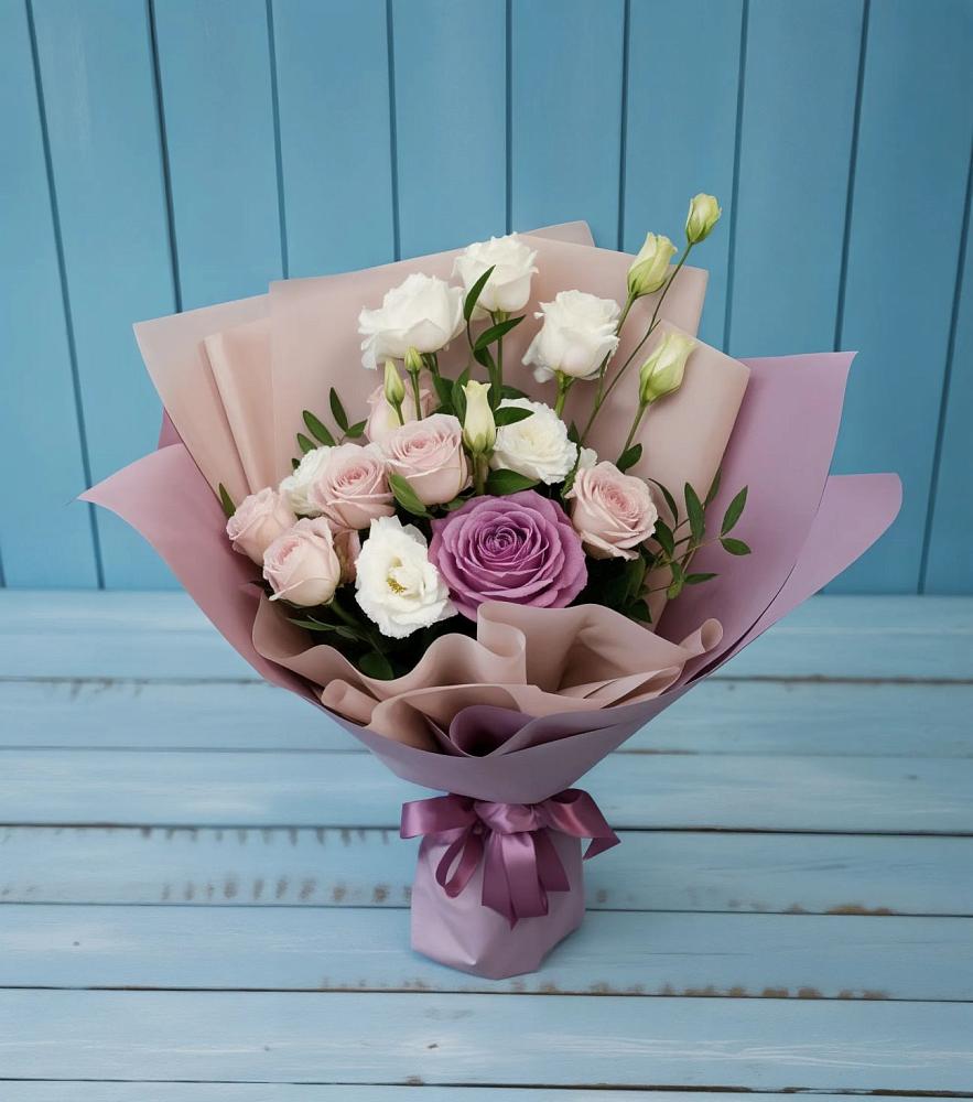 Букет цветов из: Розы и Лизиантусы в Дальнегорске